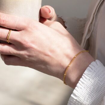 Armband | Platte schakel met bolletjes GOUD